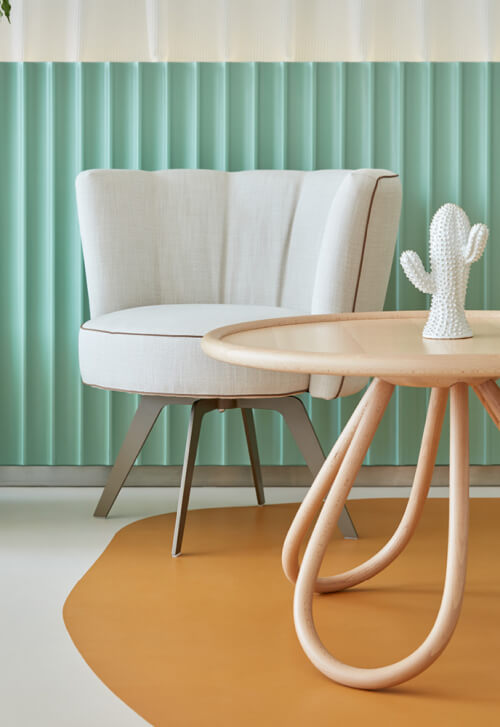 Borzalino Diva armchair – cream upholstery with piping and slim metal legs